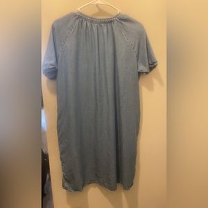 Light weight material denim dress, V neck with tie. Short sleeves.